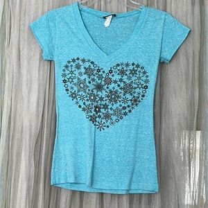 ⭐️ Wet Seal heart gray print baby tee v-neck short sleeve women size S